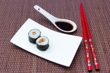 Bambu ton balığı ile Maki