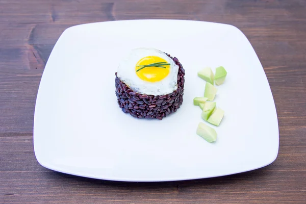 Zwarte rijst met kwartel ei op hout — Stockfoto