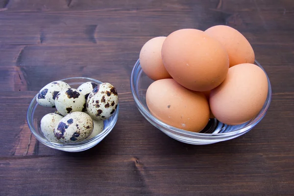 Boluri cu ouă de prepeliță și pui pe lemn — Fotografie, imagine de stoc