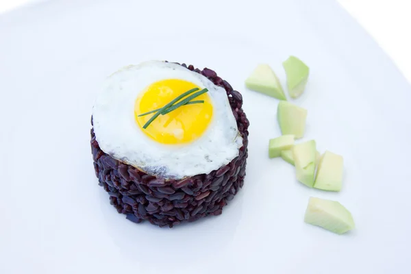 Black rice with quail egg seen up close — Stock Photo, Image