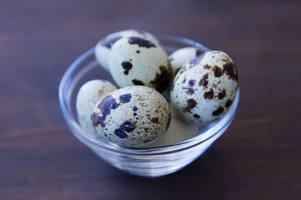 Cuenco con huevos de codorniz en madera — Foto de Stock