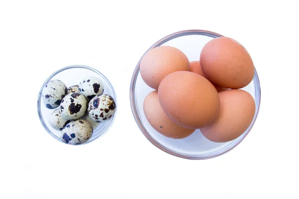 Tigelas com ovos de codorna e vistas superiores de frango — Fotografia de Stock