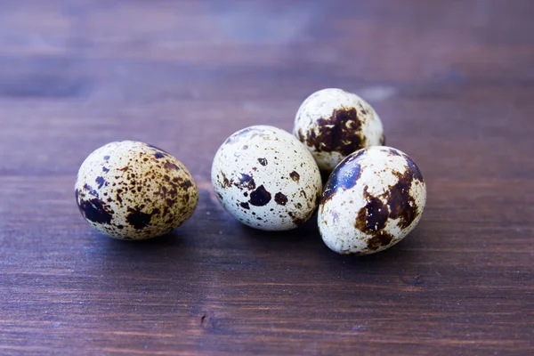 Sommige kwarteleitjes op houten — Stockfoto