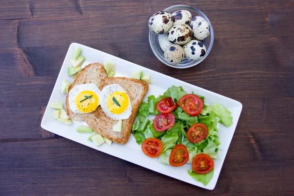 Tostadas con huevos de codorniz y ensalada en madera vista desde arriba —  Fotos de Stock