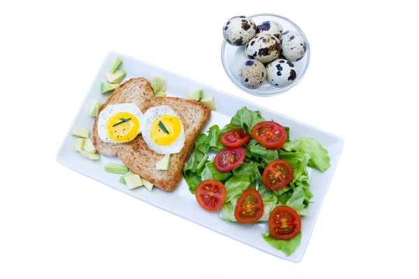 Toast mit Wachteleiern und Salat von oben gesehen — Stockfoto