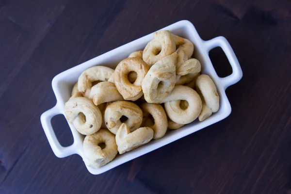 Bagels sur un petit plateau en céramique sur un bois vu d'en haut — Photo