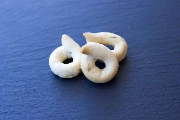 Quelques bagels éparpillés sur l'ardoise — Photo