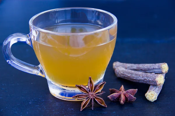 Травяной чай со звёздным анисом и лакрицей на листе — стоковое фото