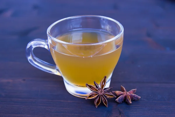 Травяной чай со звездным анисом на дереве — стоковое фото