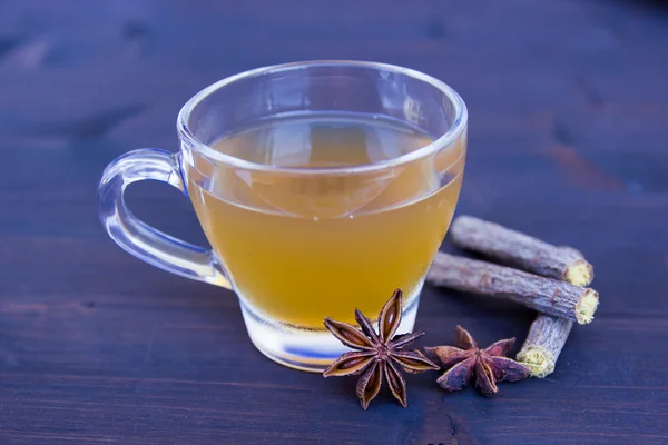 Kräutertee mit Sternanis und Lakritze auf Holz Stockbild