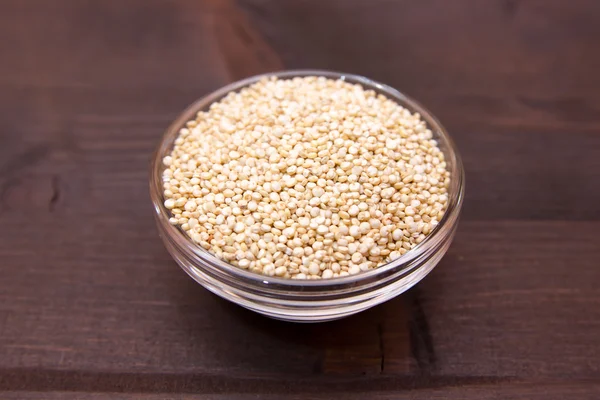 Skål med quinoa på trä — Stockfoto