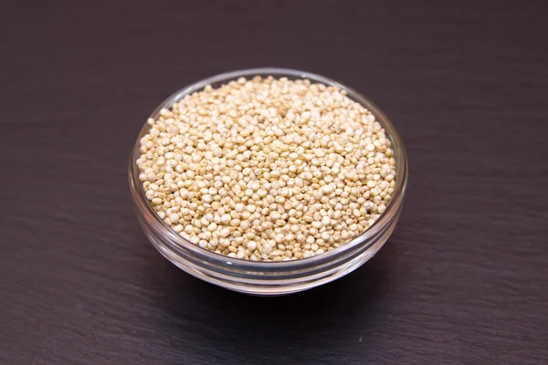 Skål med quinoa på skiffer — Stockfoto