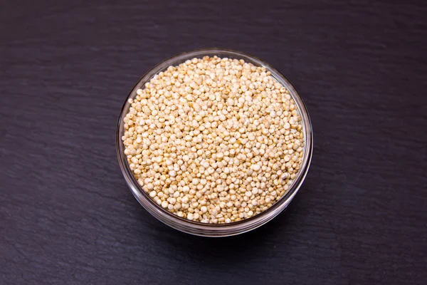 Skål med quinoa på skiffer ovanifrån — Stockfoto