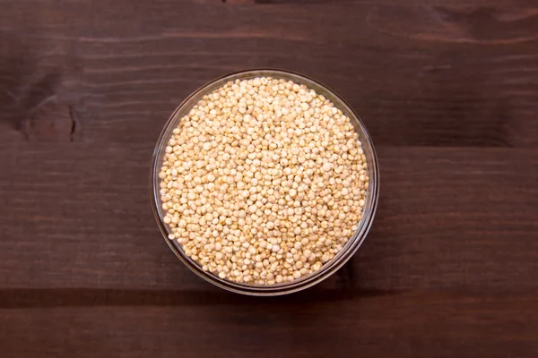 Tigela com quinoa na vista superior de madeira — Fotografia de Stock