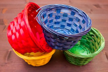 Ahşap renkli hasır sepetleri