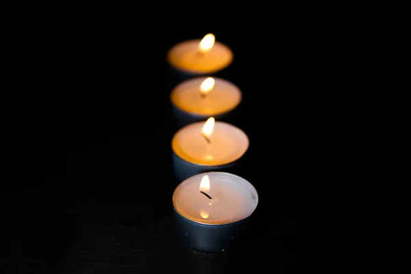 Lit velas em uma fileira — Fotografia de Stock