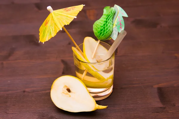 Glas mit Rum und Birne auf Holz — Stockfoto