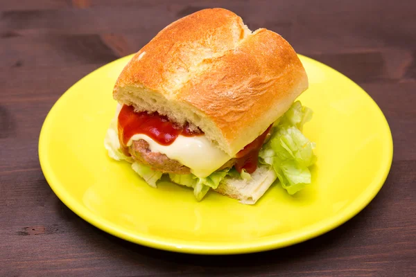 Karbanátek sendviče a sýrů na dřevě — Stock fotografie