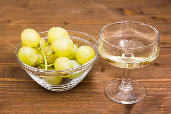 Vinho e uvas em madeira — Fotografia de Stock