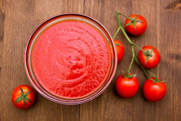 Ahşap yukarıdan üzerine domates sosu