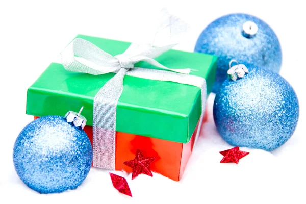 De gift van Kerstmis met decoraties — Stockfoto