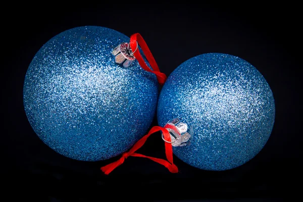 Kerstballen op zwart — Stockfoto