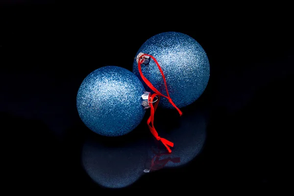 Boules de Noël réfléchies sur noir — Photo