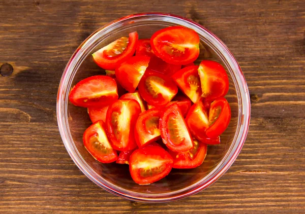Plastry pomidora na drewniane miski na górze — Zdjęcie stockowe