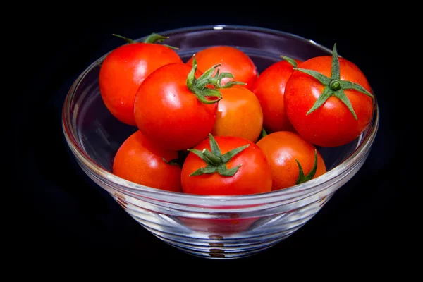 Pomodoro su ciotola nera — Foto Stock