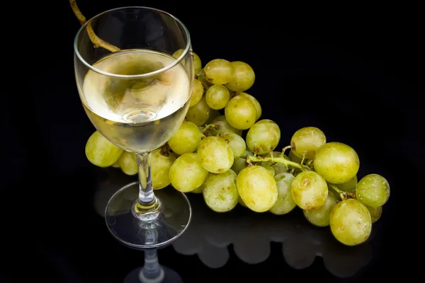 Glas Wein auf Schwarz — Stockfoto