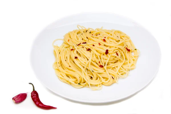 Спагетти с чесноком и чили — стоковое фото