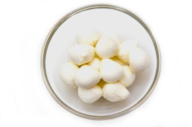 Yukarıdan küçük kaseye mozzarella