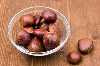 Ahşap üzerine kestane ile kase