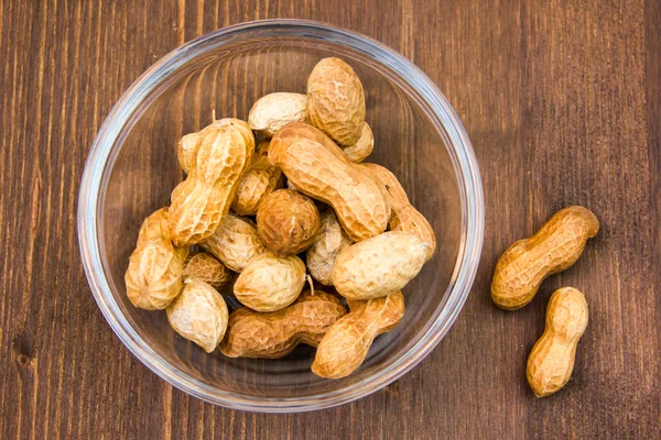 Tigela de amendoins em madeira de cima — Fotografia de Stock