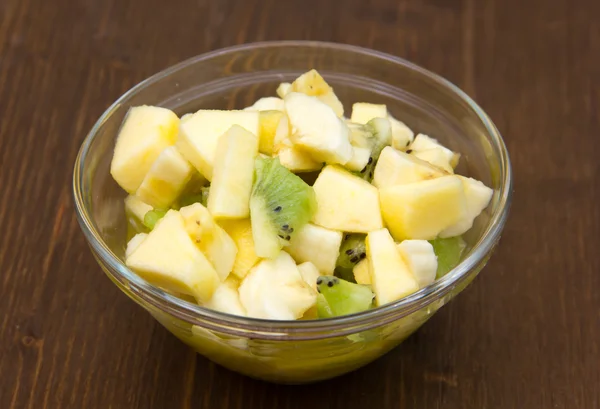 Bowl with fruit salad on wood — Stock Photo, Image