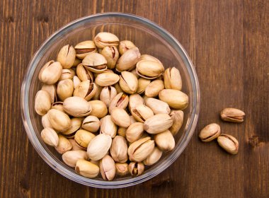 Üstte ahşap kase fıstık