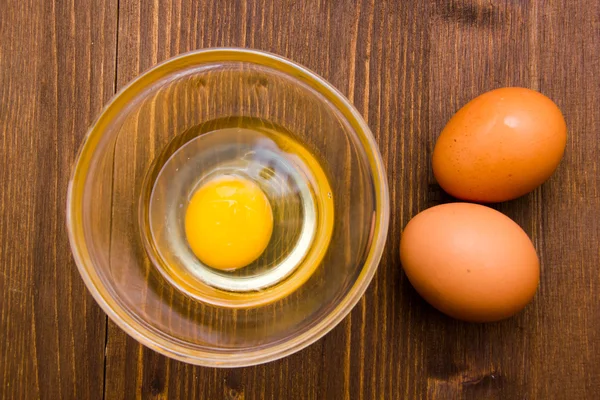 Üstte ahşap kase üzerinde açık yumurta