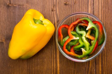 Üstte ahşap kase biber dilimleri