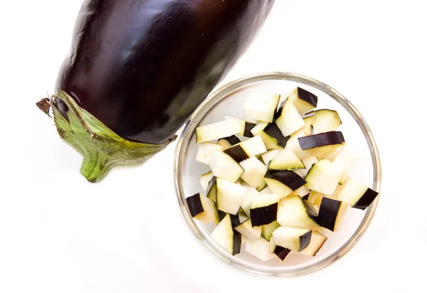 Kuber av aubergine på skål från ovan — Stockfoto