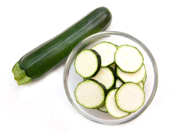 Tranches de courgettes sur le bol supérieur — Photo