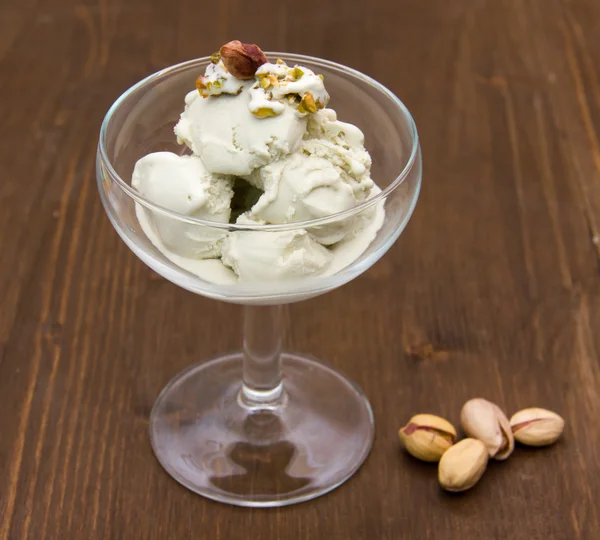 Cangkir dengan es krim pistachio di kayu — Stok Foto