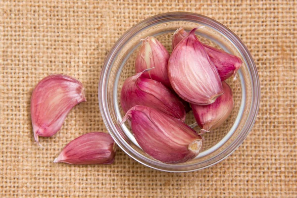 Knoblauch in Schüssel auf Tischset von oben — Stockfoto