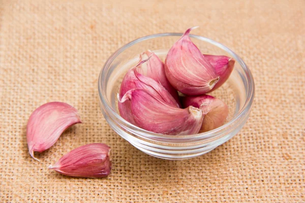 Knoblauch in Schüssel auf Tischset — Stockfoto