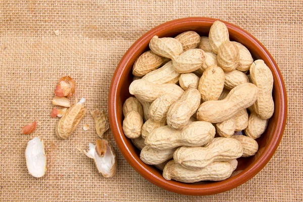 Amendoim na tigela em placemat de cima — Fotografia de Stock