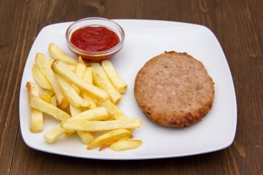 Hamburger, patates, ketçap ahşap üzerine