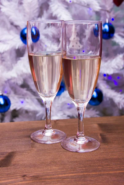 Sparkling wine in front of Christmas tree — Stock Photo, Image