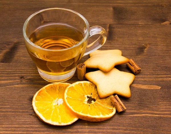 Чай и печенье с апельсином и корицей — стоковое фото