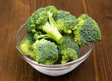 Ahşap kase içinde brokoli