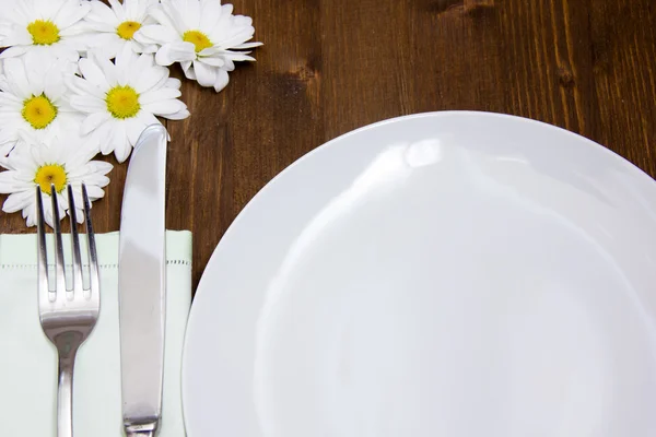 Besteck und Teller mit Blumen in Nahaufnahme — Stockfoto