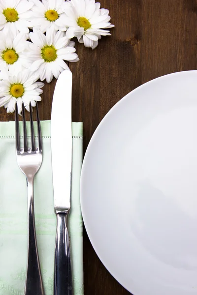 Cutlery and plate with flowers — Stockfoto